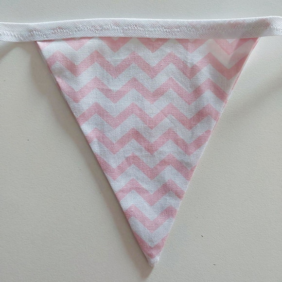 Bandeirinhas de Tecido Poa e Chevron Rosa e Branco - Imagem 4