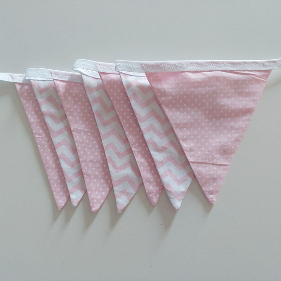 Bandeirinhas de Tecido Poa e Chevron Rosa e Branco - Imagem 3