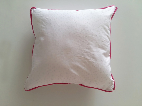 Capa de Almofada Branca com cordão Pink