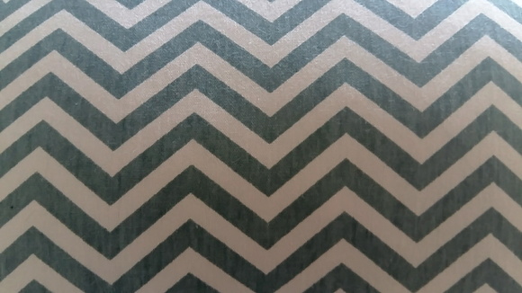 Capa de Almofada Chevron Rosa e Cinza - Imagem 2