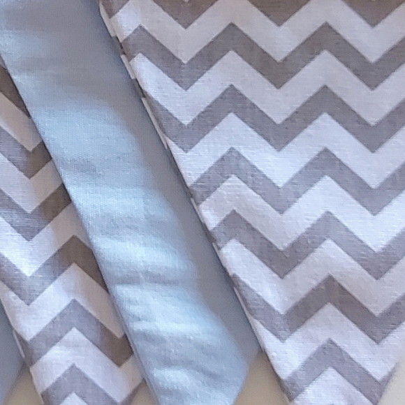 Varal de Bandeirolas Chevron Cinza/branco + Azul Bb Lisa - Imagem 2