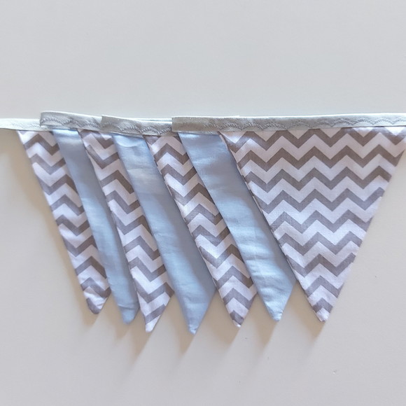 Varal de Bandeirolas Chevron Cinza/branco + Azul Bb Lisa