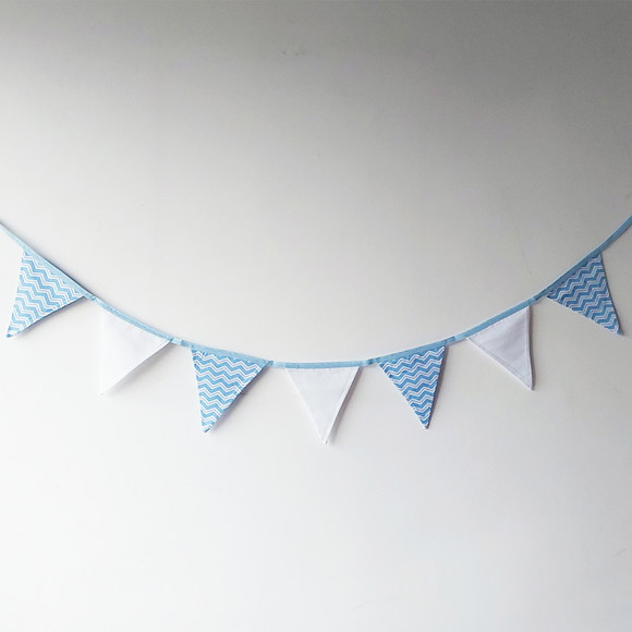 Varal de Bandeirolas em Tecido Chevron Azul e Branco - Imagem 5