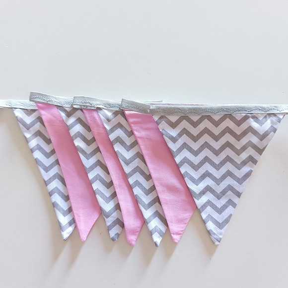 Varal de Bandeirolas em Tecido Chevron Cinza/branco + Rosa