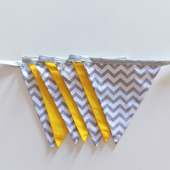 Varal de Bandeirolas em Tecido Chevron Cinza/branco Amarelo