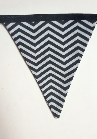 Varal de Bandeirolas em Tecido Chevron Cinza/preto - Imagem 3
