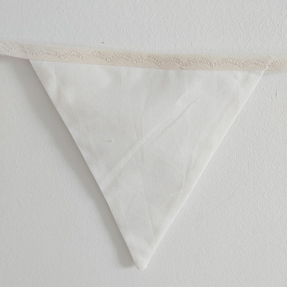 Varal de Bandeirolas em Tecido Cru e Off White - Imagem 4
