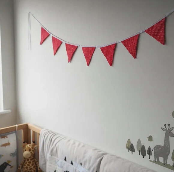 Varal de Bandeirolas em Tecido Vermelho Poá Branco - Imagem 2