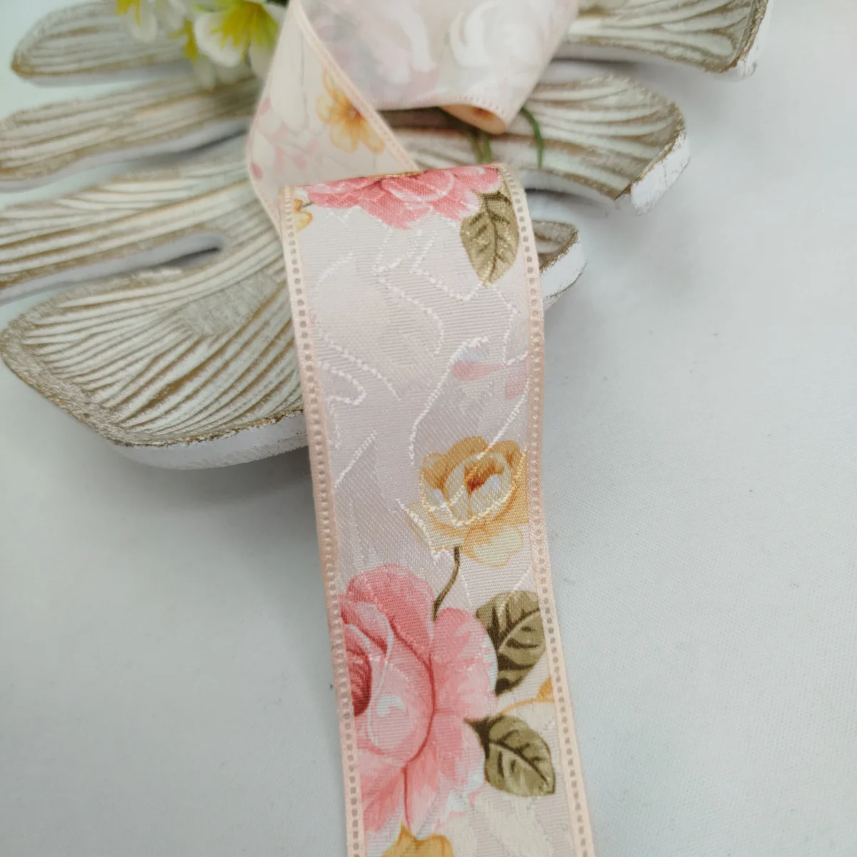 Fita Cetim Adamascada Floral Rosé Coral, Bordas Trabalhadas, Fios Brilho - 38 mm - Venda a Metro - Imagem 5