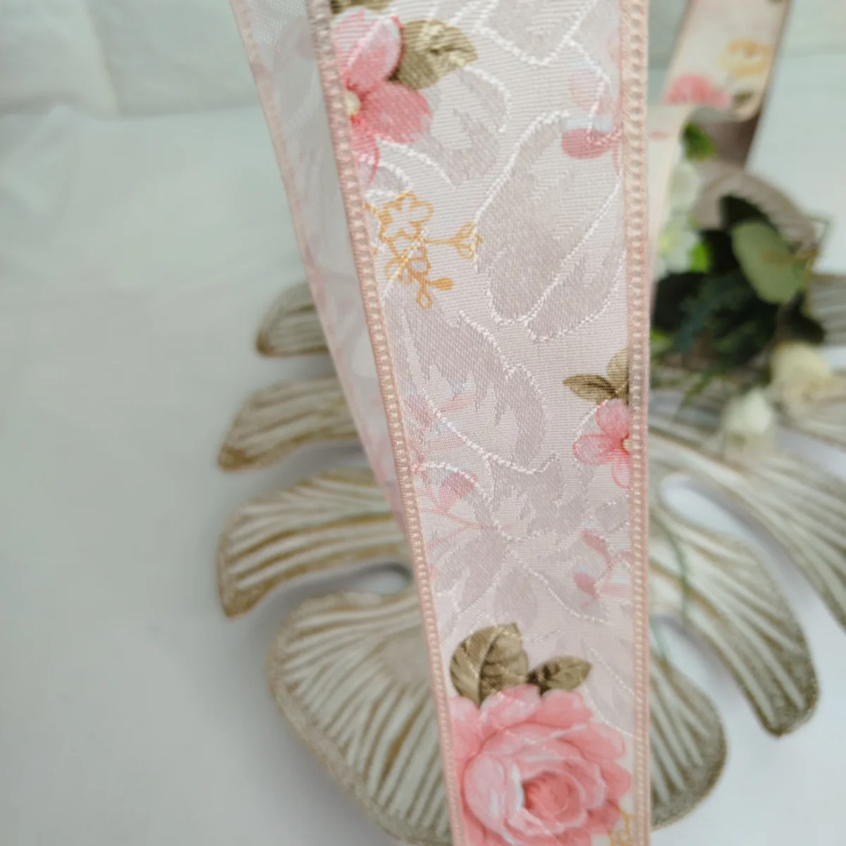 Fita Cetim Adamascada Floral Rosé Coral, Bordas Trabalhadas, Fios Brilho - 38 mm - Venda a Metro - Imagem 3