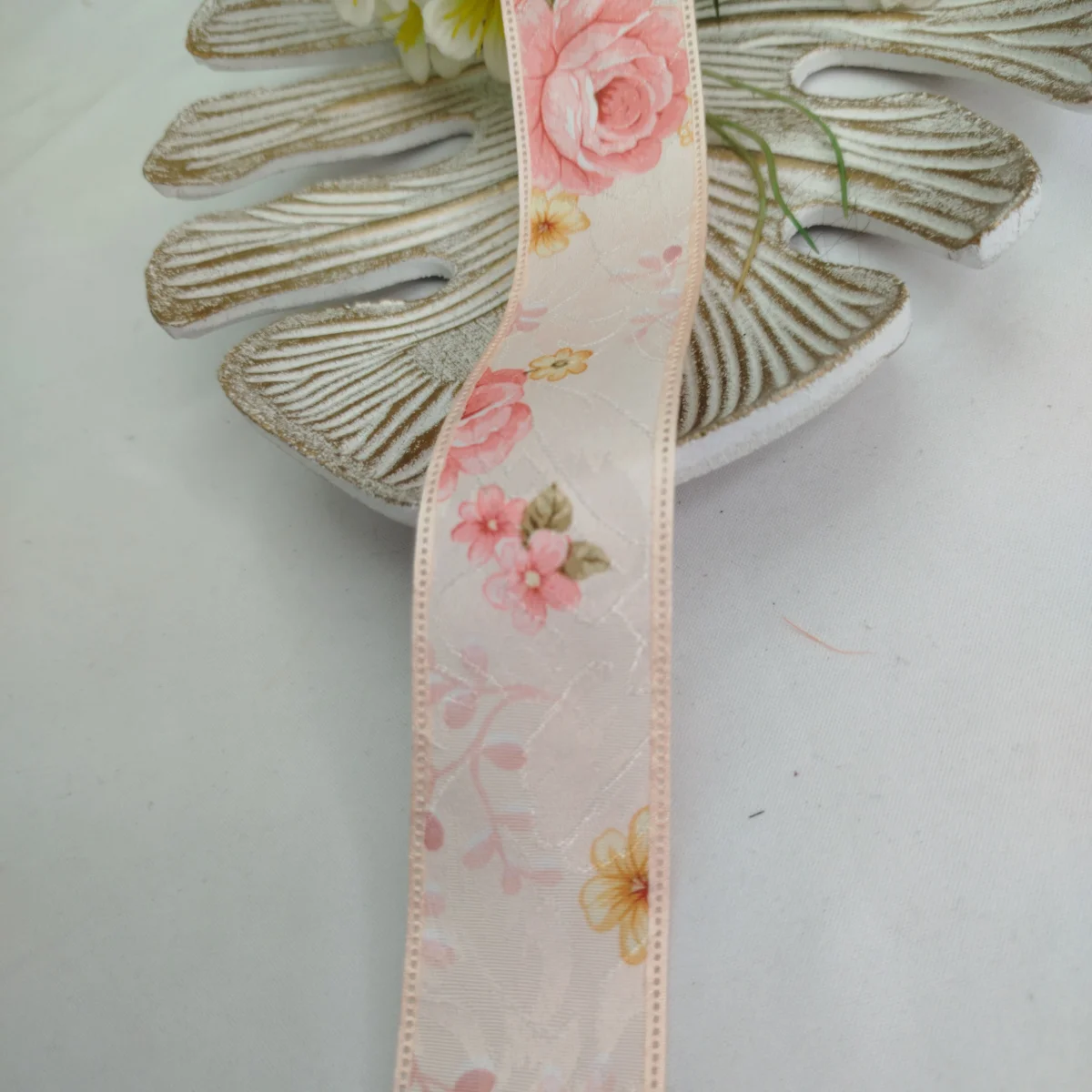 Fita Cetim Adamascada Floral Rosé Coral, Bordas Trabalhadas, Fios Brilho - 38 mm - Venda a Metro - Imagem 7