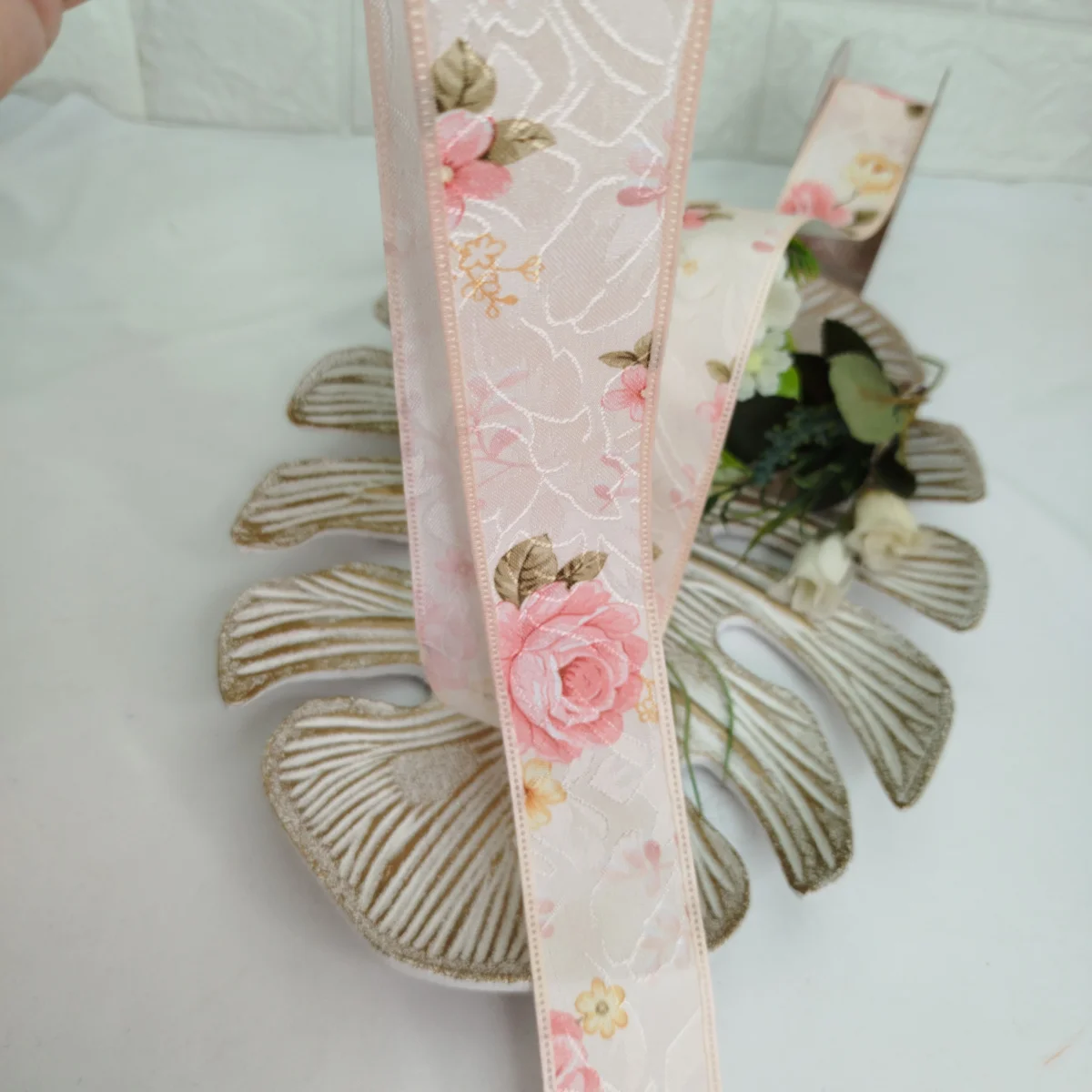 Fita Cetim Adamascada Floral Rosé Coral, Bordas Trabalhadas, Fios Brilho - 38 mm - Venda a Metro - Imagem 2