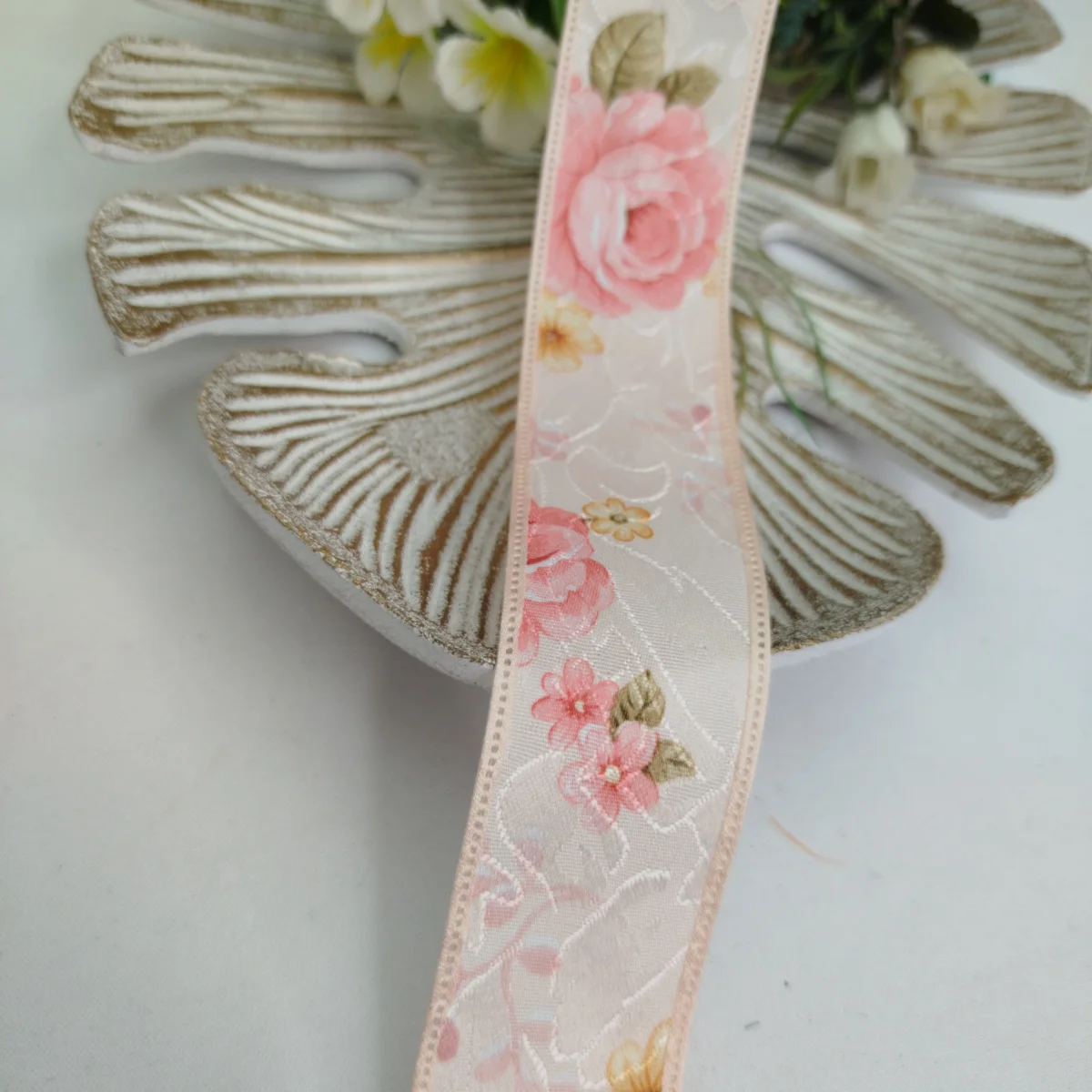 Fita Cetim Adamascada Floral Rosé Coral, Bordas Trabalhadas, Fios Brilho - 38 mm - Venda a Metro - Imagem 8