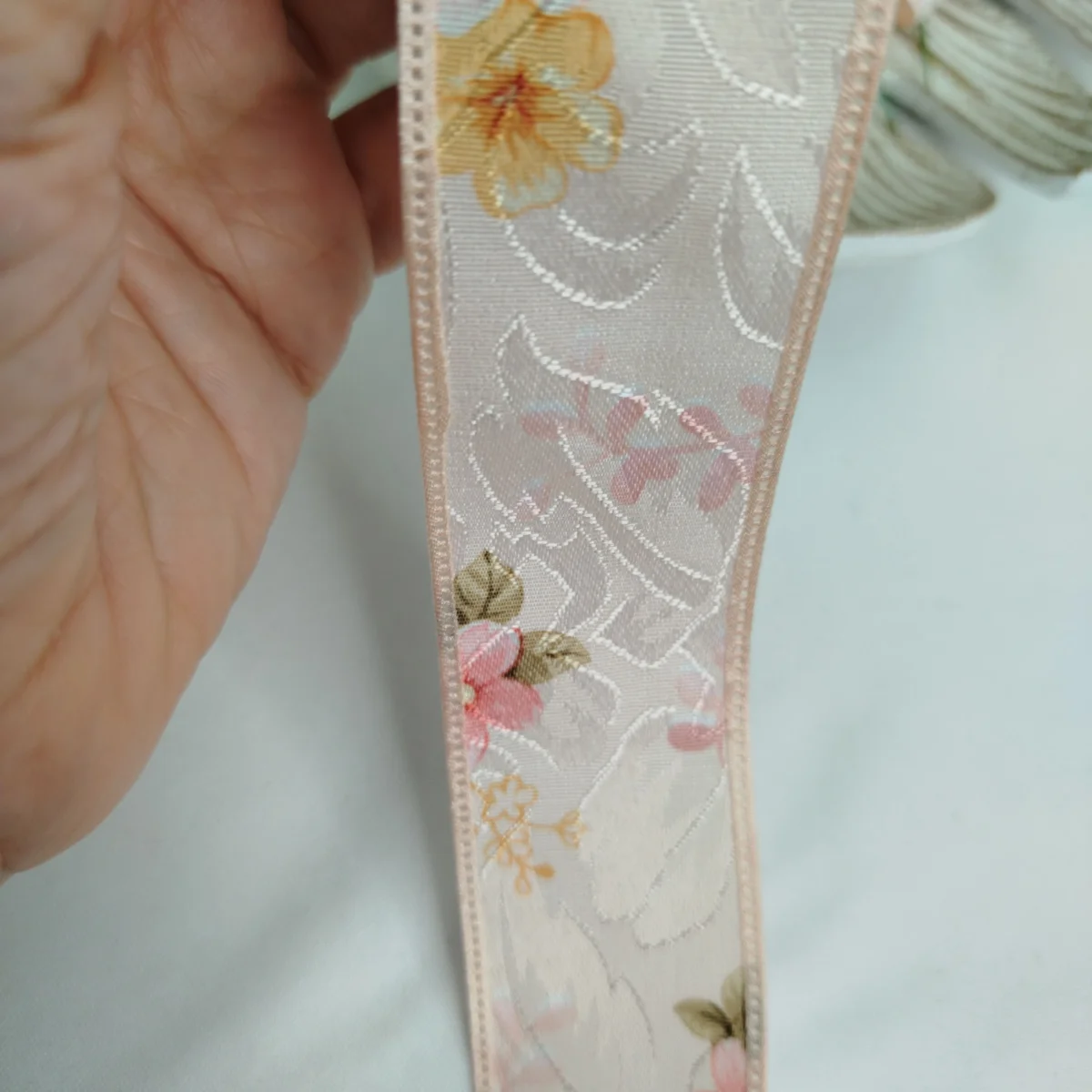 Fita Cetim Adamascada Floral Rosé Coral, Bordas Trabalhadas, Fios Brilho - 38 mm - Venda a Metro - Imagem 4