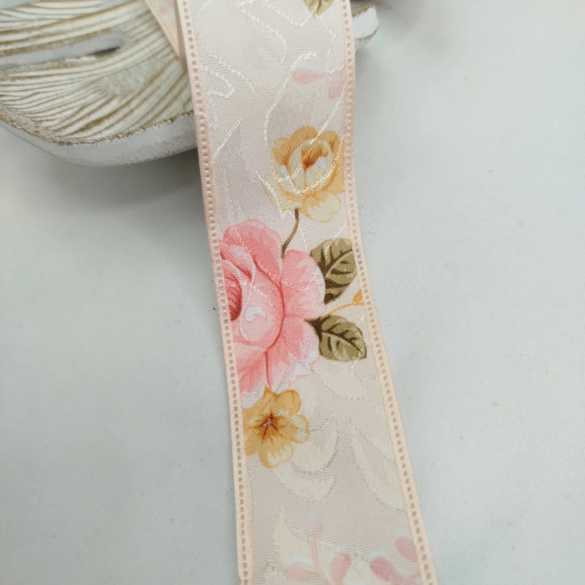 Fita Cetim Adamascada Floral Rosé Coral, Bordas Trabalhadas, Fios Brilho - 38 mm - Venda a Metro - Imagem 6