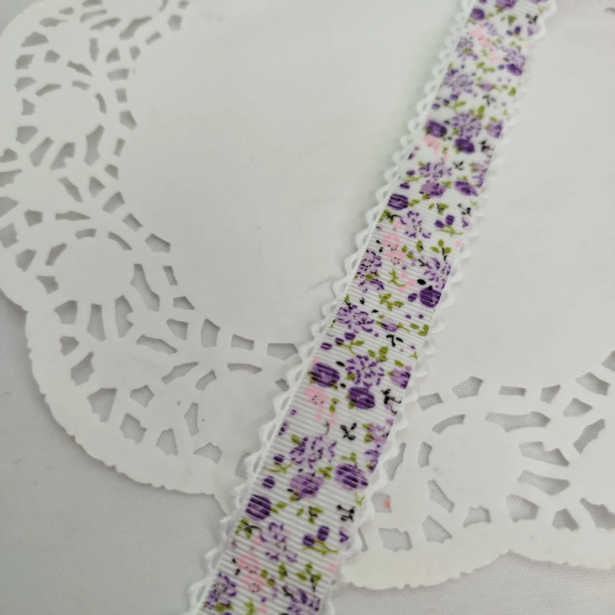 Fita Poliester Branca Estampa Canelada Florzinhas Lilás Roxo e Rosa e Bordinhas Brancas - Imagem 1