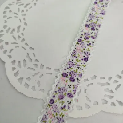 Fita Poliester Branca Estampa Canelada Florzinhas Lilás Roxo e Rosa e Bordinhas Brancas