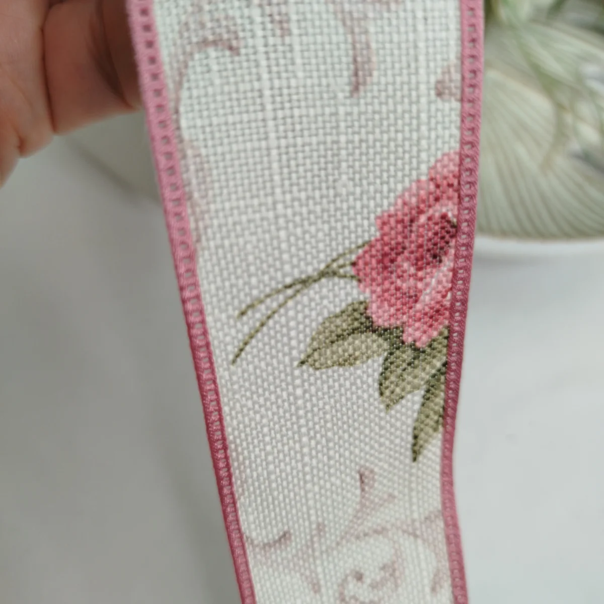 Fita de Linho Marfim Estampa Flores Rosa Antigo - Artesanato e Costura Criativa - Imagem 4