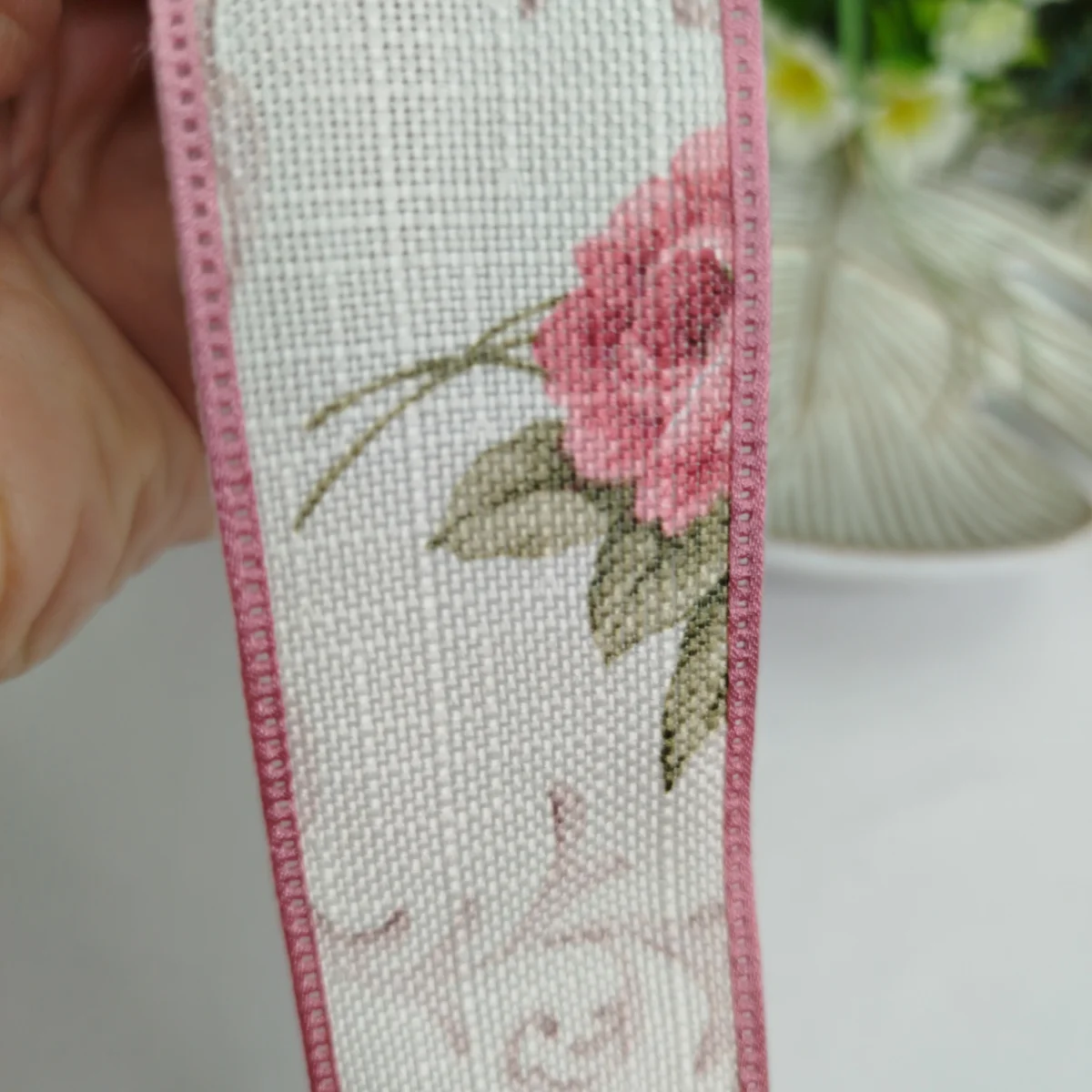 Fita de Linho Marfim Estampa Flores Rosa Antigo - Artesanato e Costura Criativa - Imagem 1