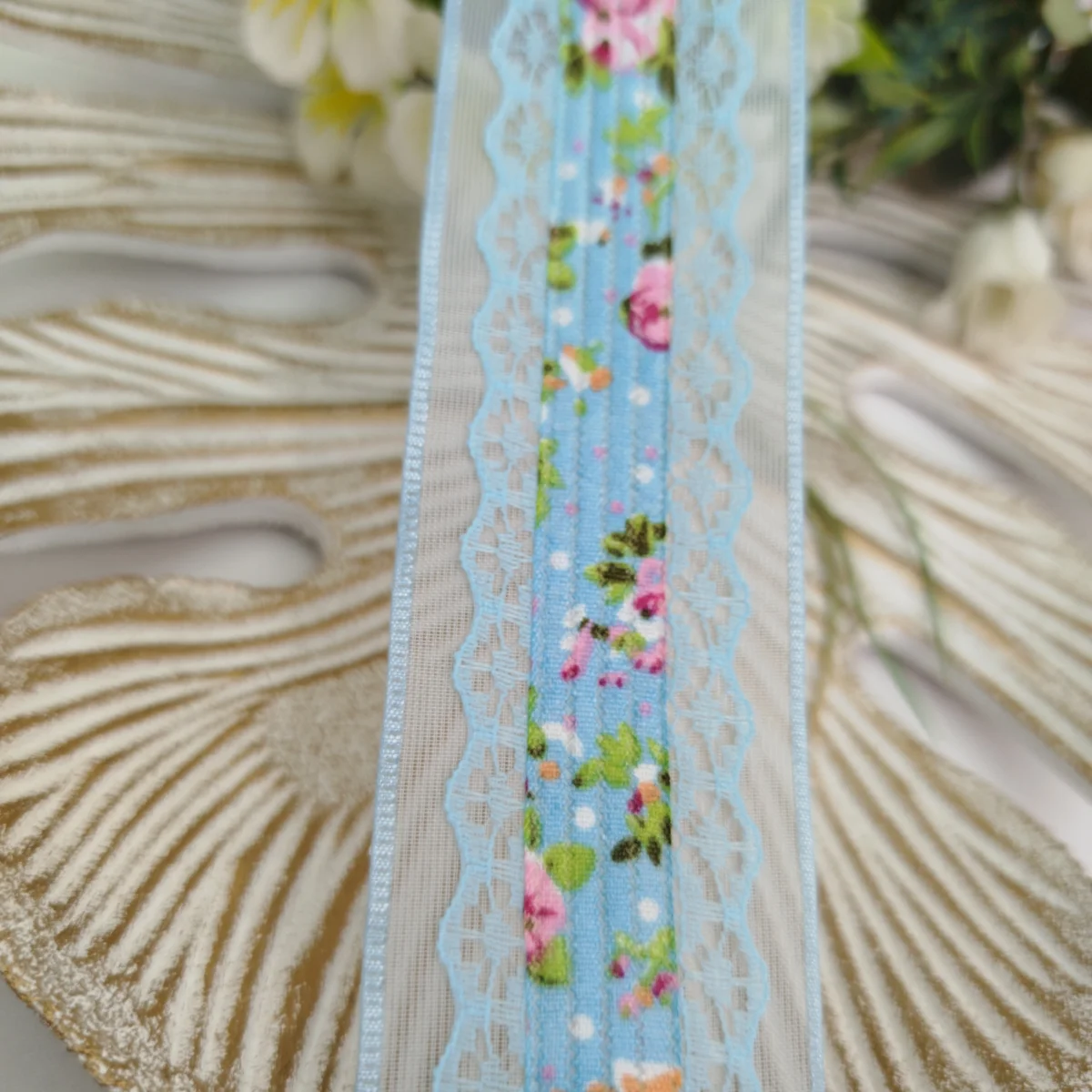 Fita Azul com Estampa Florzinhas e Poa, Bordas em Renda Branca - 60 mm - venda a metro - Imagem 2