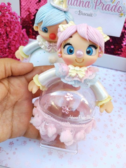 Palhacinha em Biscuit na Bola Acrílica - Imagem 3