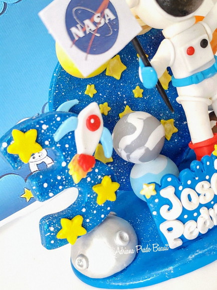Topo de Bolo em Biscuit Astronauta - Imagem 3