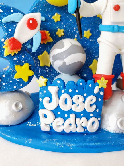 Topo de Bolo em Biscuit Astronauta - Imagem 2