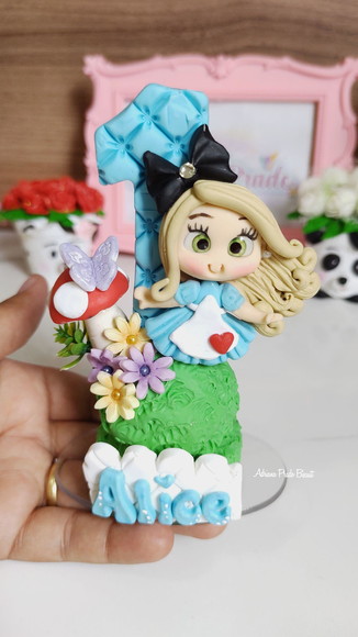 Vela Personalizada em Biscuit Tema Alice no País das Maravil - Imagem 3