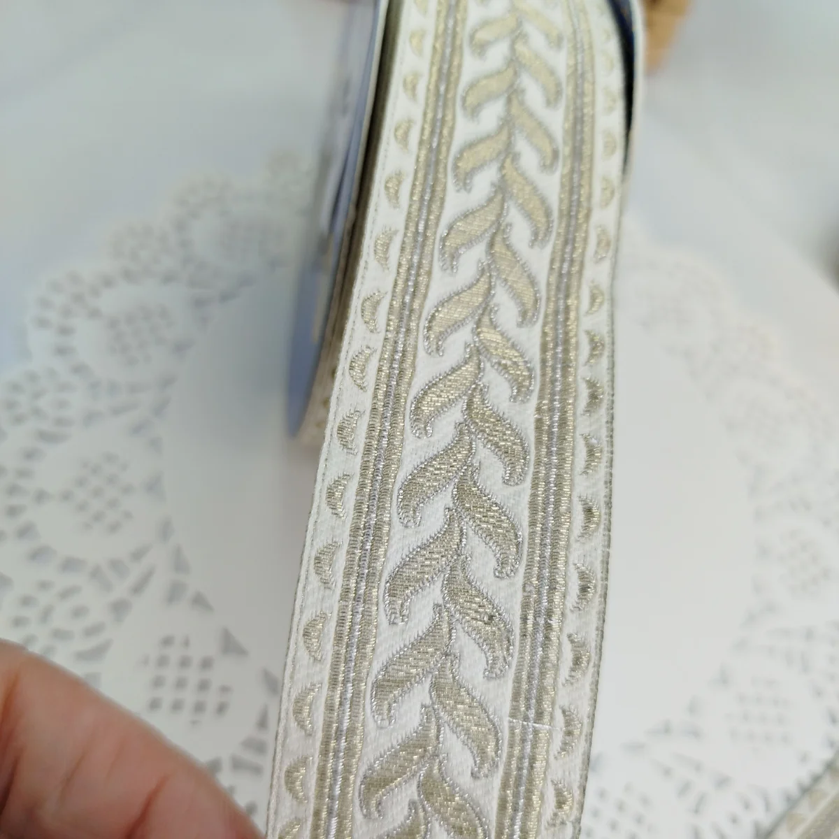 Galão Indiano Off White com Champanhe - Tira Romana - Venda a Metro - Imagem 2