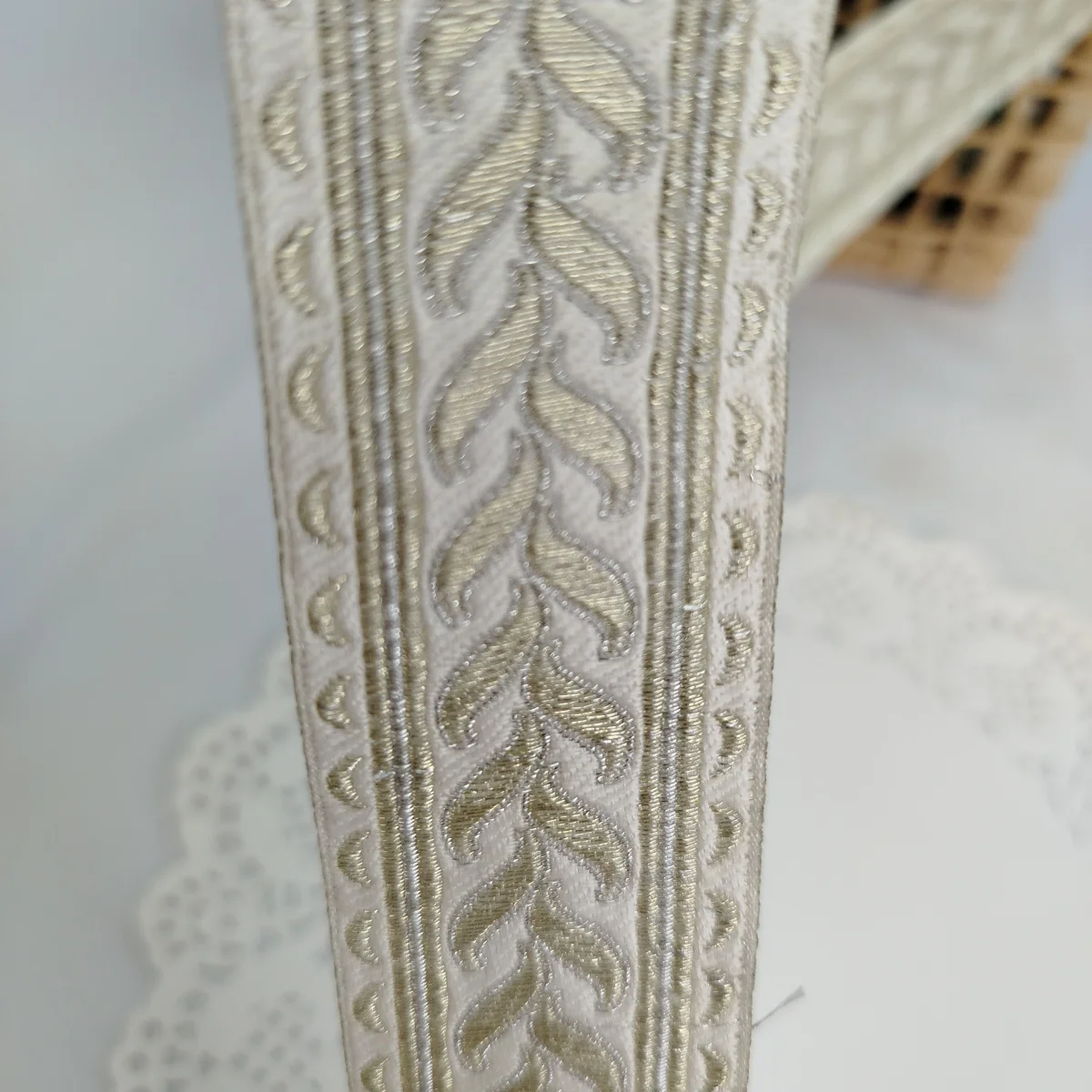 Galão Indiano Off White com Champanhe - Tira Romana - Venda a Metro - Imagem 1