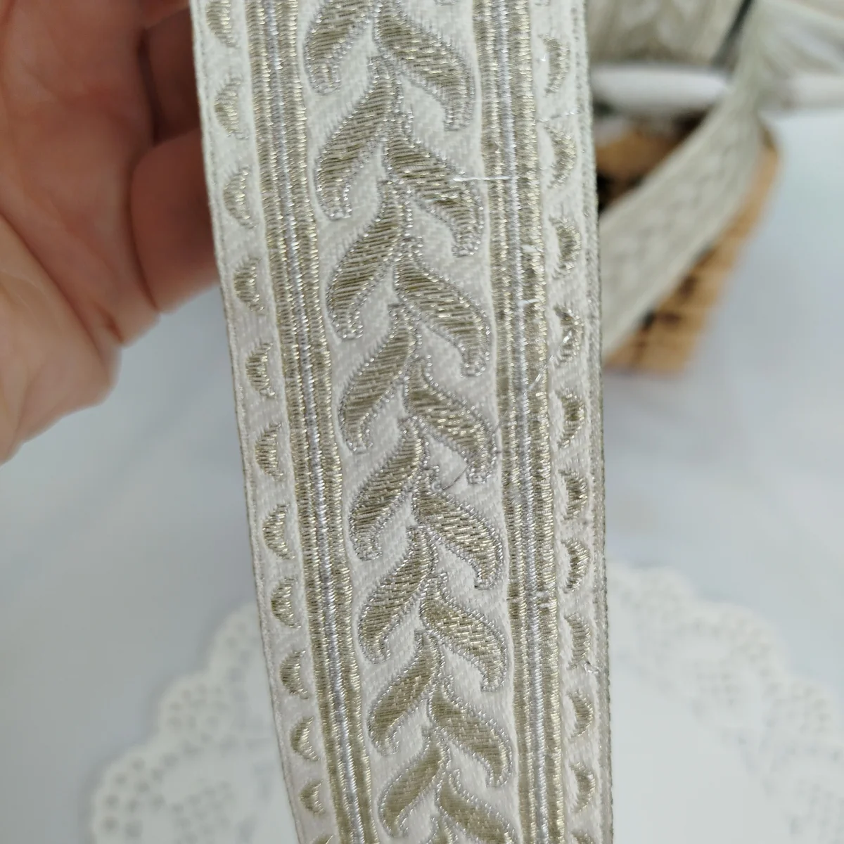 Galão Indiano Off White com Champanhe - Tira Romana - Venda a Metro - Imagem 3