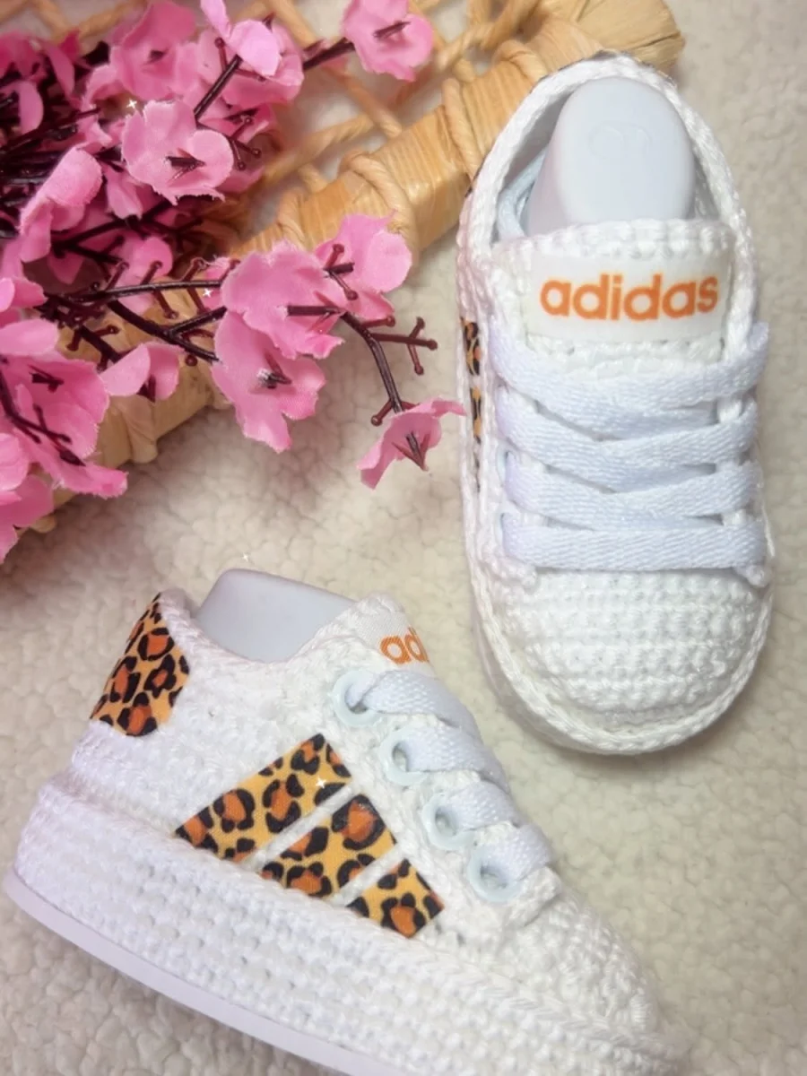 Adidas de Crochê Onçinha - Imagem 4