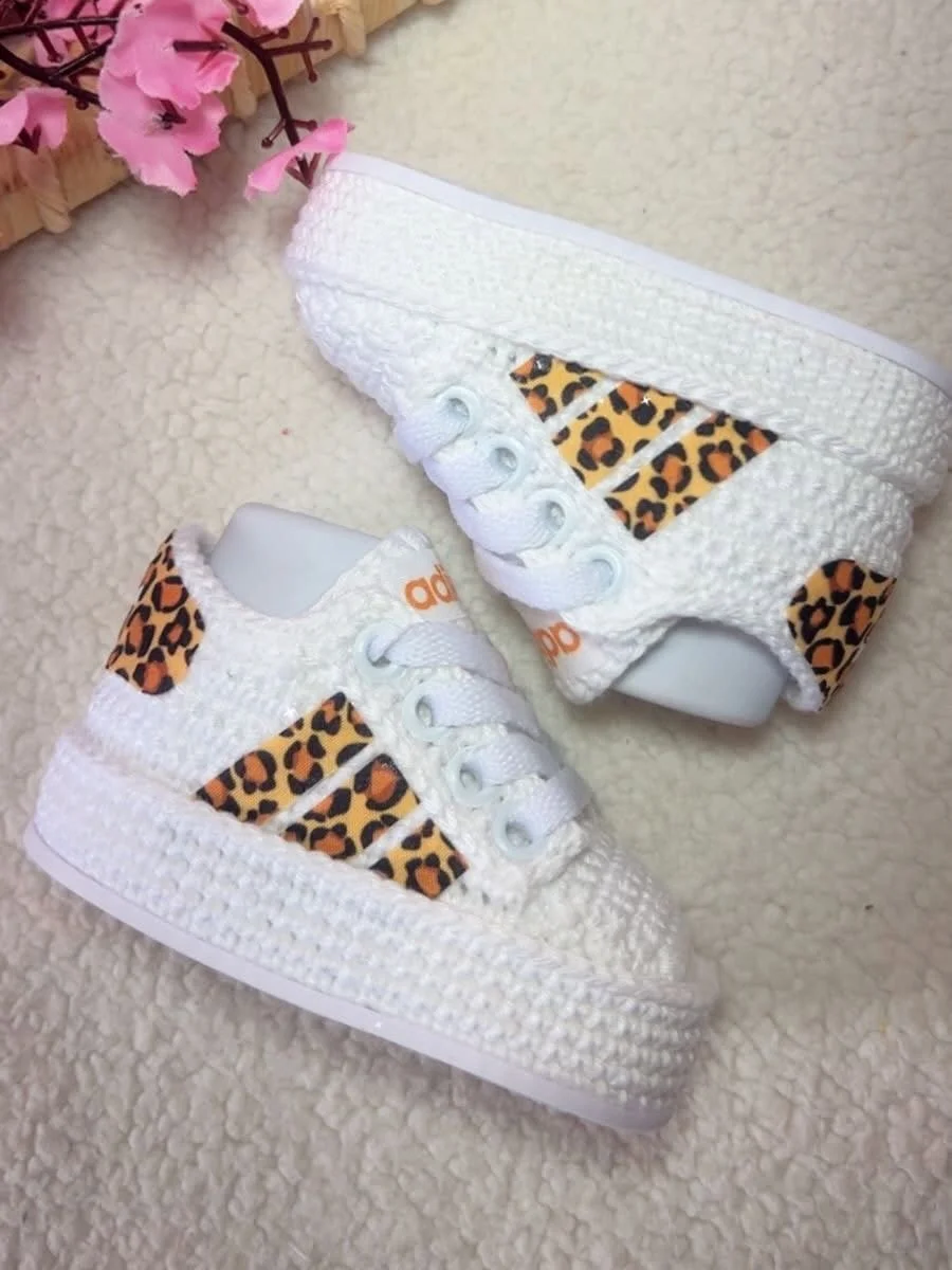 Adidas de Crochê Onçinha - Imagem 3