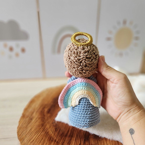 Anjinho da Guarda Arco-íris de Crochê Amigurumi - Imagem 3
