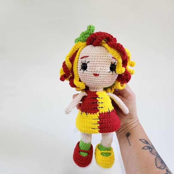 Boneca Emilia de Crochê Amigurumi - Imagem 2