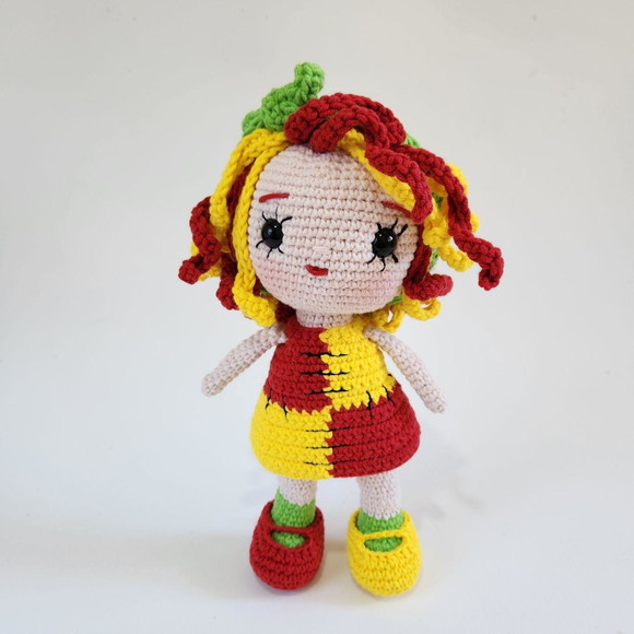 Boneca Emilia de Crochê Amigurumi - Imagem 3