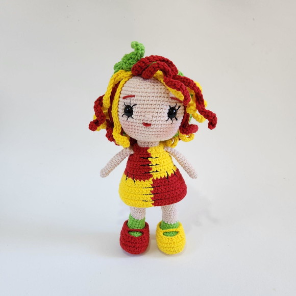 Boneca Emilia de Crochê Amigurumi - Imagem 4