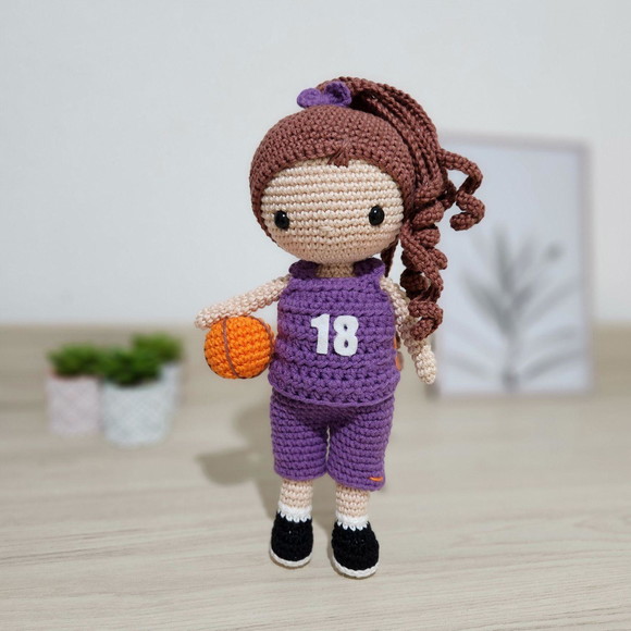 Boneca Jogadora de Basquete de Crochê Amigurumi - Imagem 5