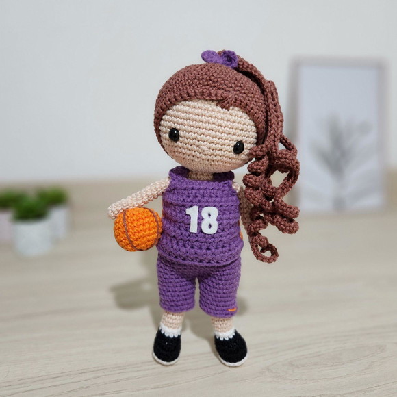 Boneca Jogadora de Basquete de Crochê Amigurumi - Imagem 4