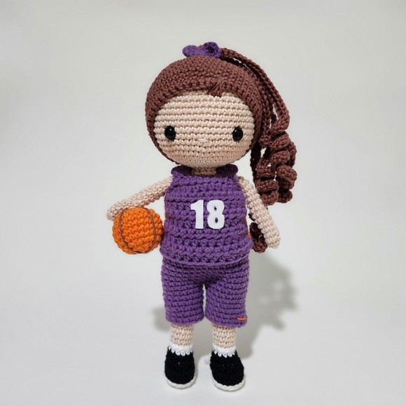 Boneca Jogadora de Basquete de Crochê Amigurumi - Imagem 2