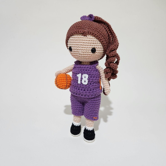 Boneca Jogadora de Basquete de Crochê Amigurumi - Imagem 3