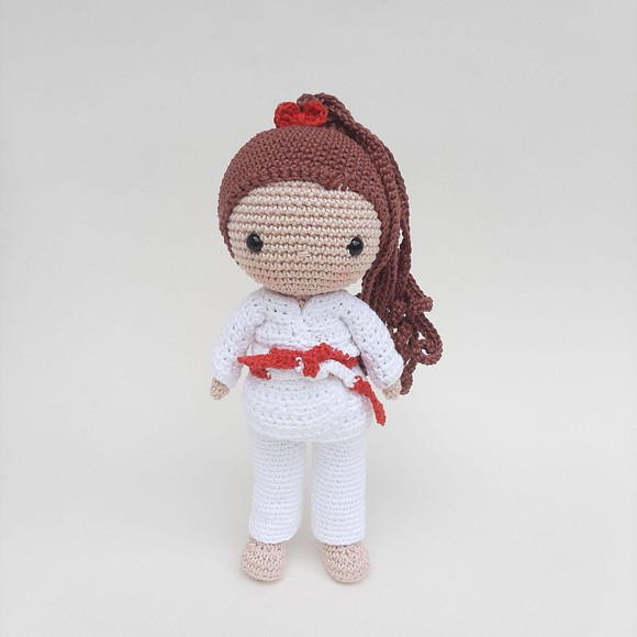 Boneca Judoca de Crochê Amigurumi - Imagem 2