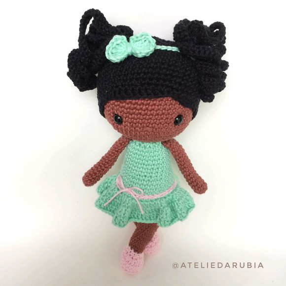 Boneca Negra de Crochê Amigurumi - Imagem 2