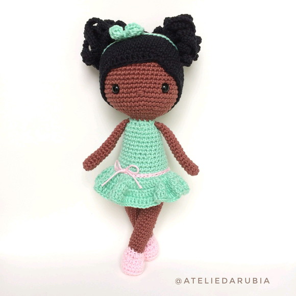 Boneca Negra de Crochê Amigurumi