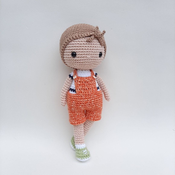 Boneco Menino de Crochê Amigurumi - Imagem 2