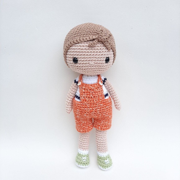 Boneco Menino de Crochê Amigurumi - Imagem 3