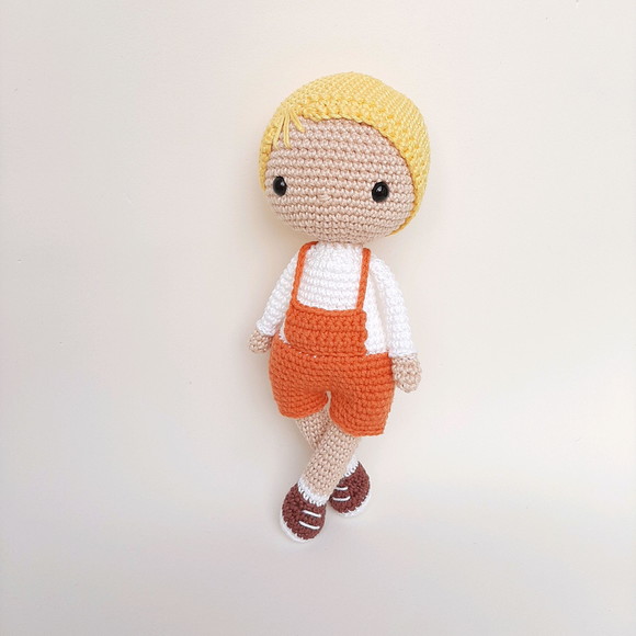Boneco Menino de Crochê Amigurumi - Imagem 3