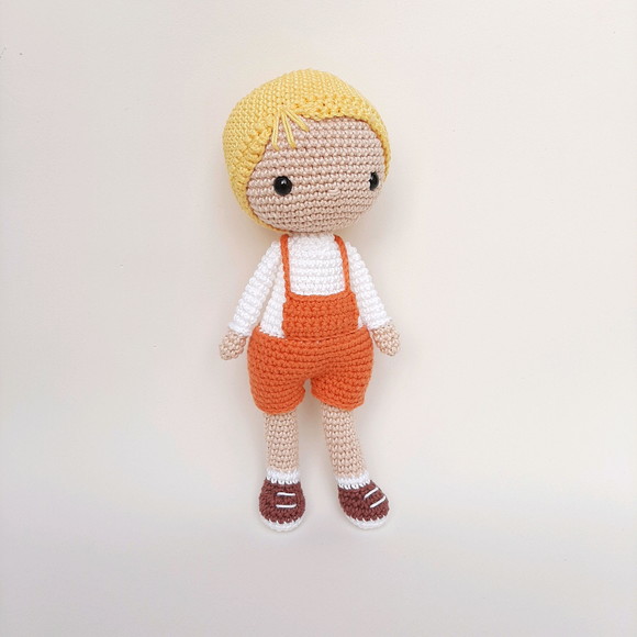 Boneco Menino de Crochê Amigurumi - Imagem 5