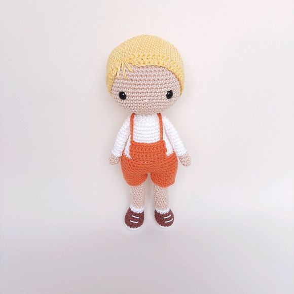 Boneco Menino de Crochê Amigurumi - Imagem 2