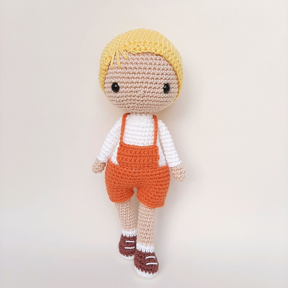 Boneco Menino de Crochê Amigurumi - Imagem 4